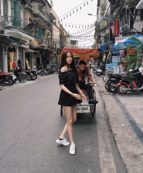 Hot girl Lao goc Viet Chi Chi va chi em gai khoe anh tung tang o Ha Noi - Anh 5