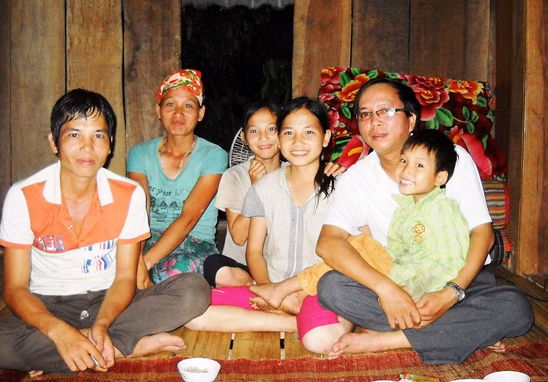 Tác giả và gia đình cháu Ngân Thị Đòa, ở khu Chiềng, bản Co Cài (Trung Lý, Mường Lát) năm 2013.