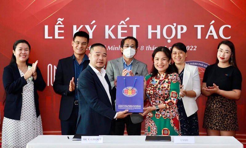 Trường ĐH KHXH&NV TPHCM và Công ty Cổ phần Tập đoàn MCV ký kết thỏa thuận hợp tác về đẩy mạnh phát triển truyền thông trong nhà trường.