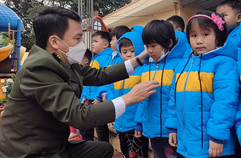 Cán bộ Kiểm lâm Thanh Hóa cũng đồng hành với Báo GD&amp;TĐ trao quà cho trẻ ở Trường Mầm non Yên Khương (Lang Chánh, Thanh Hóa).