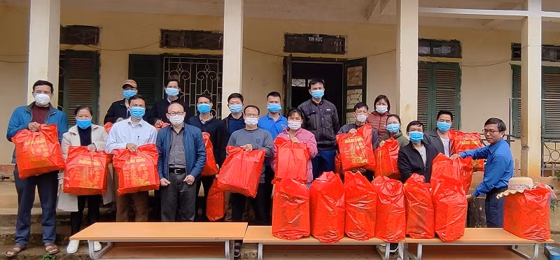 Phóng viên Báo GD&amp;TĐ trao quà Tết cho giáo viên Trường PTDTBT-THCS Trung Lý (Mường Lát, Thanh Hóa)