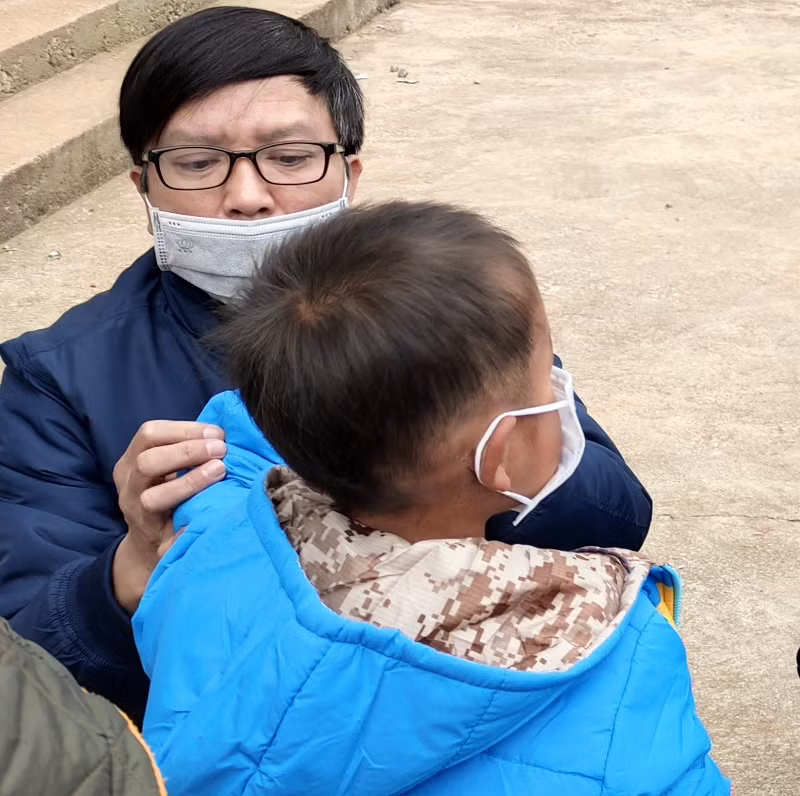 Phóng viên Báo GD&amp;TĐ trao tặng áo ấm cho trẻ ở điểm trường bản Ón, xã Tam Chung (Mường Lát, Thanh Hóa).