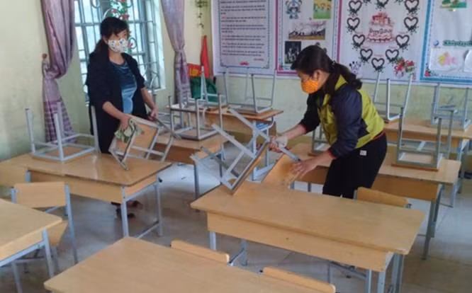 Học sinh nghỉ do COVID-19, thầy cô bận rộn hơn ngày thường