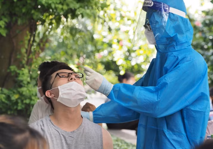 Tố Uyên tham gia lấy mẫu xét nghiệm Covid-19 tại phường Đông Ngạc, quận Bắc Từ Liêm, Hà Nội.