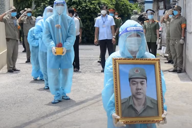 Đan Thanh ôm di ảnh ba ngày 16/8.