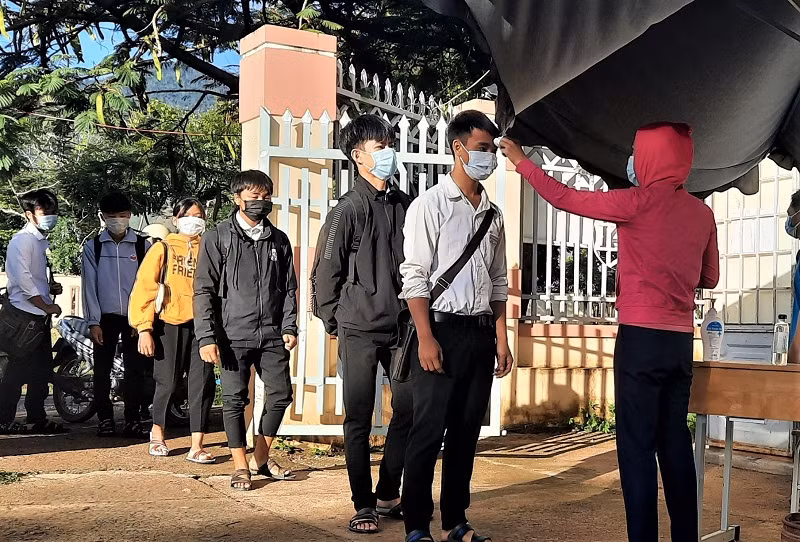 Học sinh vùng sâu của Trường THPT Trần Hưng Đạo (huyện Krông Bông) đến trường học tập.