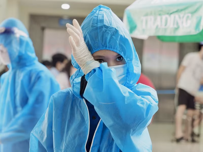 Hình ảnh cô nữ sinh ngành Luật vượt qua vất vả hỗ trợ công tác lấy mẫu xét nghiệm.