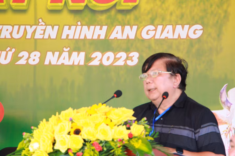 Ông Nguyễn Văn Lên - Giám đốc Đài PT-TH An Giang, Phó trưởng Ban tổ chức Hội đua bò Bảy Núi phát biểu khai mạc.