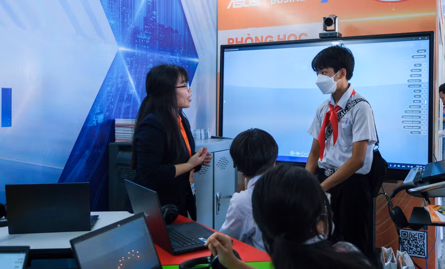 Học sinh Hậu Giang trải nghiệm ứng dụng công nghệ thông tin trong học tập.