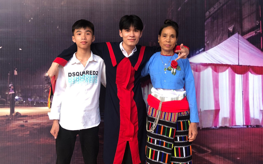 Lâm bên bà ngoại và cậu em trai đang học lớp 10. Lâm bên bà ngoại và cậu em trai đang học lớp 10.