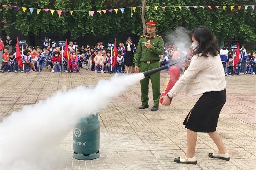Cán bộ Công an quận Bắc Từ Liêm thường xuyên tập huấn cho giáo viên, học sinh các trường trên địa bàn về công tác PCCC.