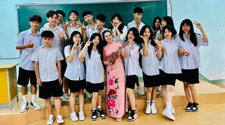 Cô Giã Thị Tuyết Nhung cùng học sinh Trường THPT Trường Chinh tham gia hoạt động ngoại khoá để nâng cao năng lực tiếng Anh. Cô Giã Thị Tuyết Nhung cùng học sinh Trường THPT Trường Chinh tham gia hoạt động ngoại khoá để nâng cao năng lực tiếng Anh.