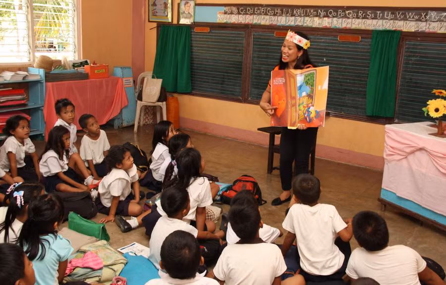 Giáo viên Philippines kể chuyện bằng tiếng Anh cho học sinh.