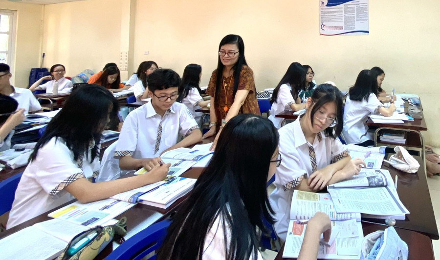 Cô Đinh Thị Bích Liên và học trò trong giờ Tiếng Anh. Ảnh: NVCC Cô Đinh Thị Bích Liên và học trò trong giờ Tiếng Anh. Ảnh: NVCC