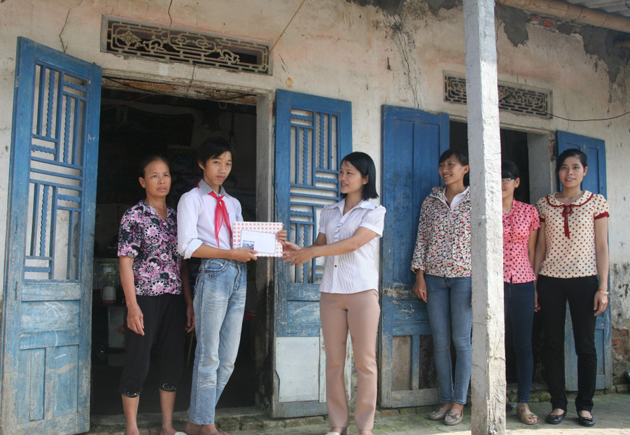 Cô Mai Thị Bích Nguyện cùng giáo viên đến nhà học sinh nghèo vượt khó để trao quà. Cô Mai Thị Bích Nguyện cùng giáo viên đến nhà học sinh nghèo vượt khó để trao quà.