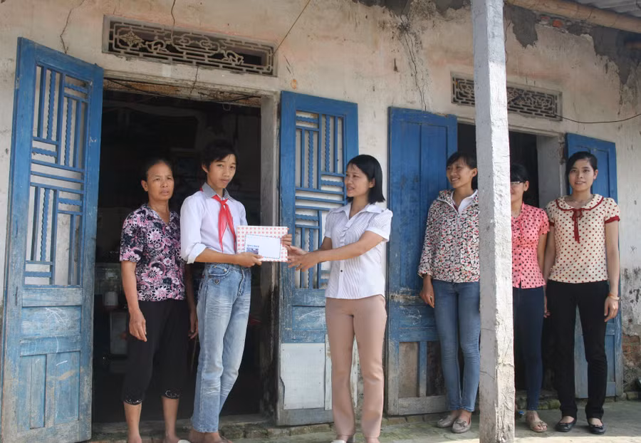 Cô Mai Thị Bích Nguyện cùng giáo viên đến nhà học sinh nghèo vượt khó để trao quà.