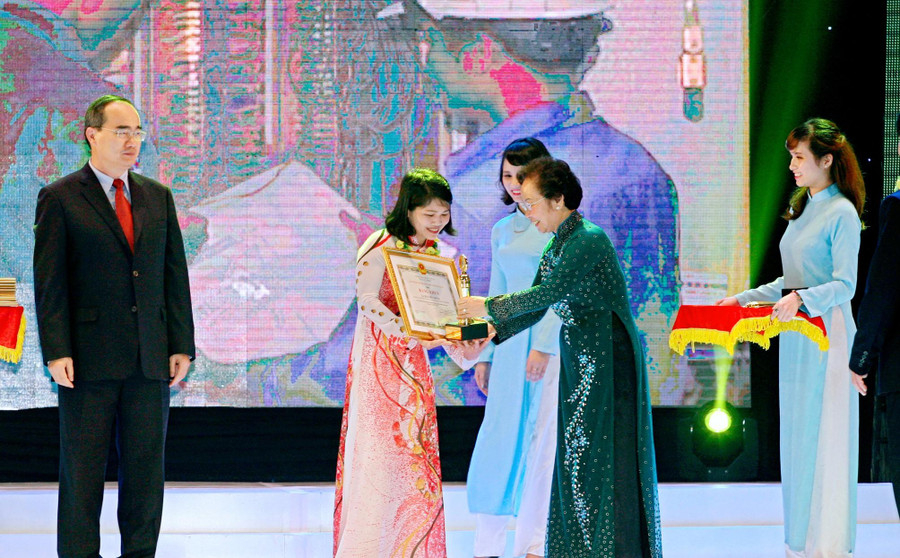 Cô Mai Thị Bích Nguyện nhận giải nhất Hội thi sáng tạo kỹ thuật toàn quốc lần thứ 12. Cô Mai Thị Bích Nguyện nhận giải nhất Hội thi sáng tạo kỹ thuật toàn quốc lần thứ 12.