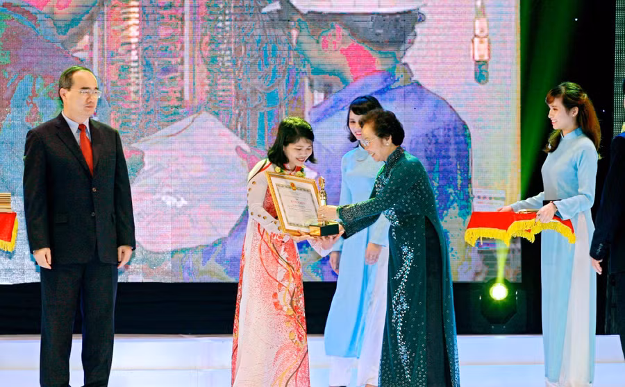 Cô Mai Thị Bích Nguyện nhận giải nhất Hội thi sáng tạo kỹ thuật toàn quốc lần thứ 12.