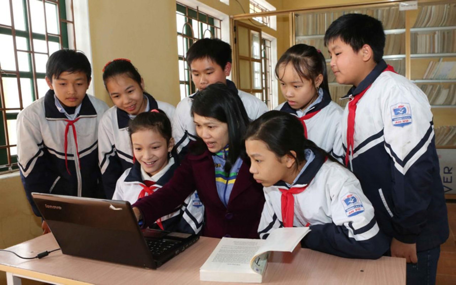 Cô Mai Thị Bích Nguyện và học trò. Cô Mai Thị Bích Nguyện và học trò.