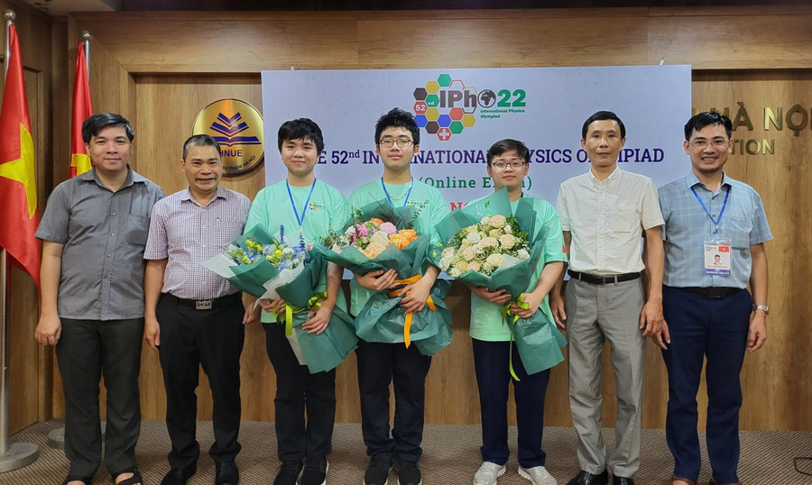 Lãnh đạo Trường ĐH Khoa học tự nhiên, Trường THPT Chuyên Khoa học tự nhiên và Bộ môn Chuyên Vật Lí tặng hoa chúc mừng 3 học sinh đạt Huy chương Vàng Olympic Vật lí quốc tế 2022.