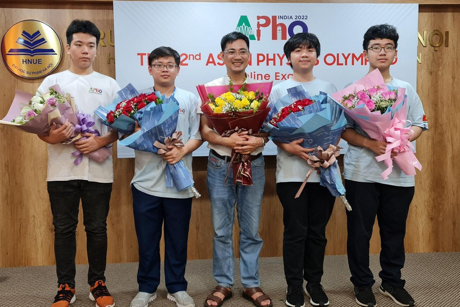 TS Nguyễn Công Toản cùng Võ Hoàng Hải và các bạn trong đội tuyển Olympic Vật lí Châu Á.