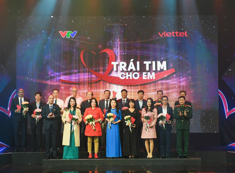 Trao tặng bằng khen của Bộ trưởng Bộ Y tế cho cho các cá nhân, tập thể đã luôn luôn sát cánh và đồng hành cùng những hoạt động của Trái tim cho em. Trao tặng bằng khen của Bộ trưởng Bộ Y tế cho cho các cá nhân, tập thể đã luôn luôn sát cánh và đồng hành cùng những hoạt động của Trái tim cho em.