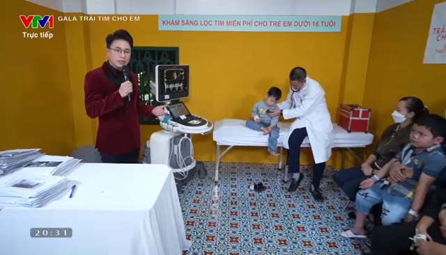 Bác sĩ Lê Hồng Quang thăm khám cho trẻ em. Bác sĩ Lê Hồng Quang thăm khám cho trẻ em.