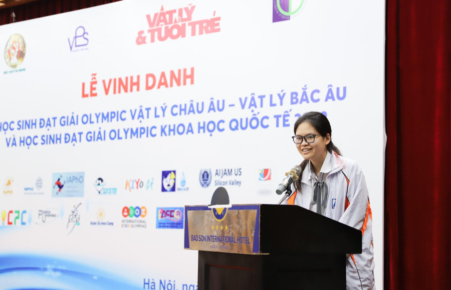 Học sinh Trần Phượng Anh, lớp 12 Lý 1, Trường THPT Chuyên Hà Nội Amsterdam, đại diện cho thí sinh phát biểu.