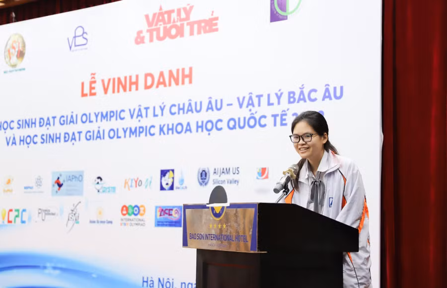 Học sinh Trần Phượng Anh, lớp 12 Lý 1, Trường THPT Chuyên Hà Nội Amsterdam, đại diện cho thí sinh phát biểu. Học sinh Trần Phượng Anh, lớp 12 Lý 1, Trường THPT Chuyên Hà Nội Amsterdam, đại diện cho thí sinh phát biểu.