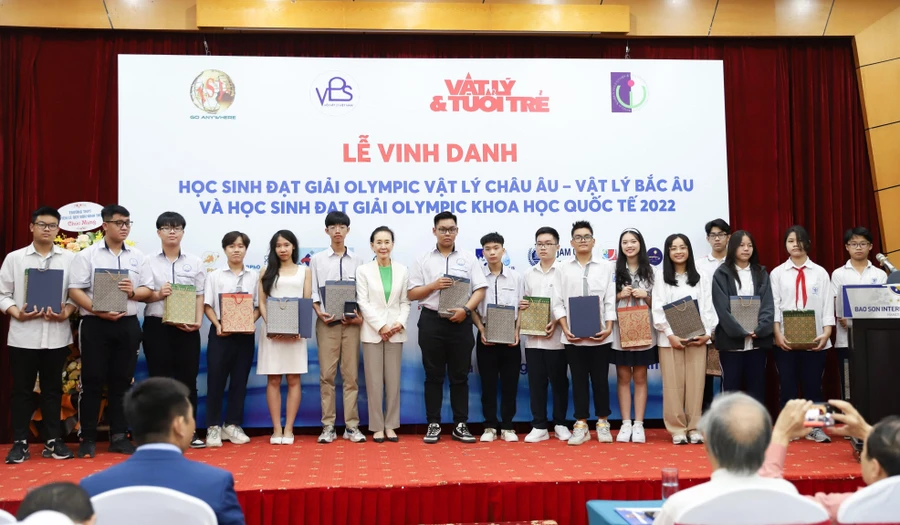 Vinh danh học sinh đạt cao trong kỳ thi Olympic và khoa học kỹ thuật quốc tế 