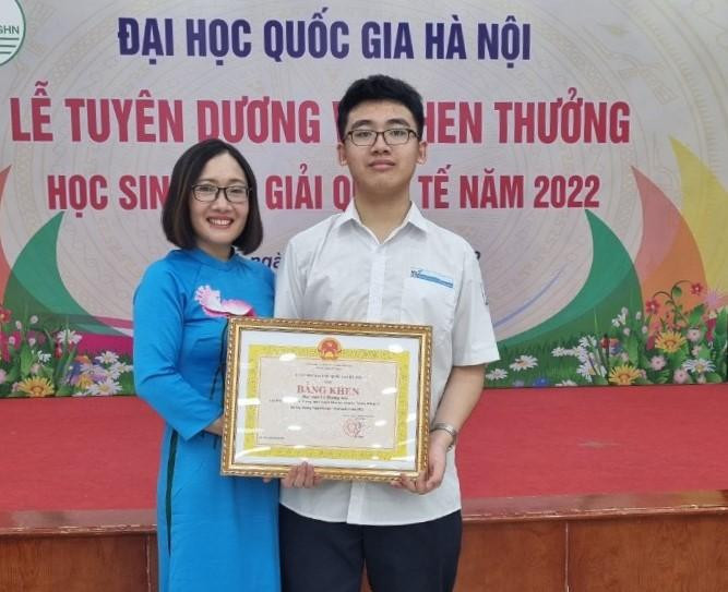 Võ Hoàng Hải và mẹ tại Lễ tuyên dương, khen thưởng học sinh đoạt giải quốc tế năm 2022.