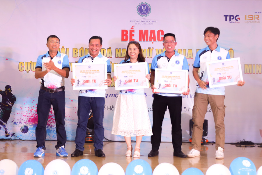 Ban tổ chức giải đấu bóng đá cựu sinh viên trao giải thưởng cho các đội thi và một số giải phụ như: Cầu thủ lớn tuổi nhất, vua phá lưới, thủ môn xuất sắc. Ban tổ chức giải đấu bóng đá cựu sinh viên trao giải thưởng cho các đội thi và một số giải phụ như: Cầu thủ lớn tuổi nhất, vua phá lưới, thủ môn xuất sắc.