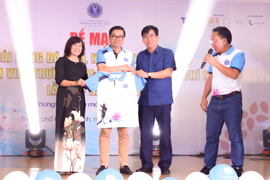 Đêm Gala đã tổ chức đấu giá các vật phẩm gây quỹ hỗ trợ sinh viên. Đêm Gala đã tổ chức đấu giá các vật phẩm gây quỹ hỗ trợ sinh viên.