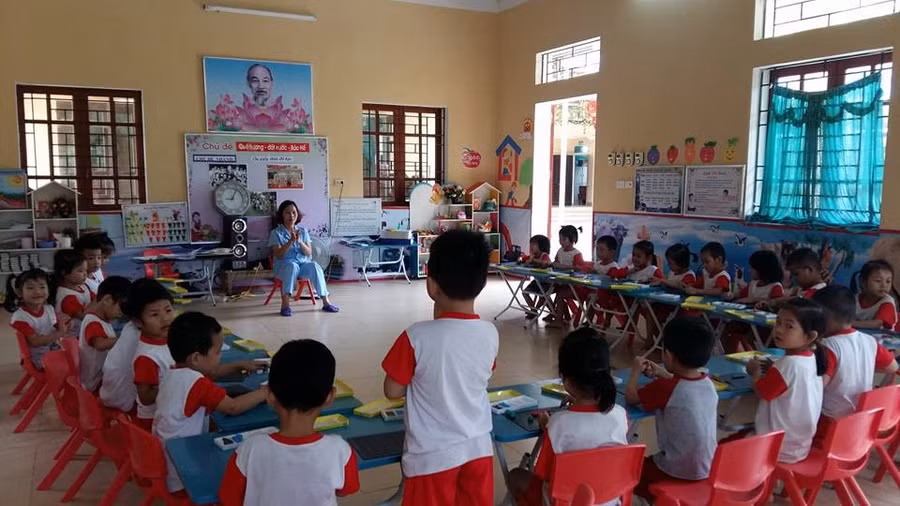 Cô trò Trường Mầm non Lũng Phình, huyện Bắc Hà, tỉnh Lào Cai. Ảnh: NTCC