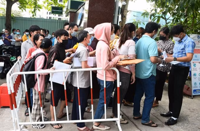 Lao động xếp hàng chờ làm hồ sơ rút BHXH một lần tại TPHCM cuối năm 2022. Ảnh: Thanh Tùng