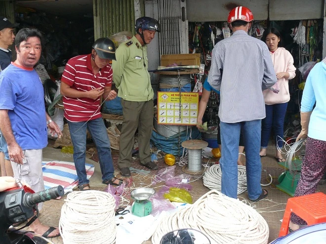 Người dân vùng tâm bão chủ động dự trữ lương thực