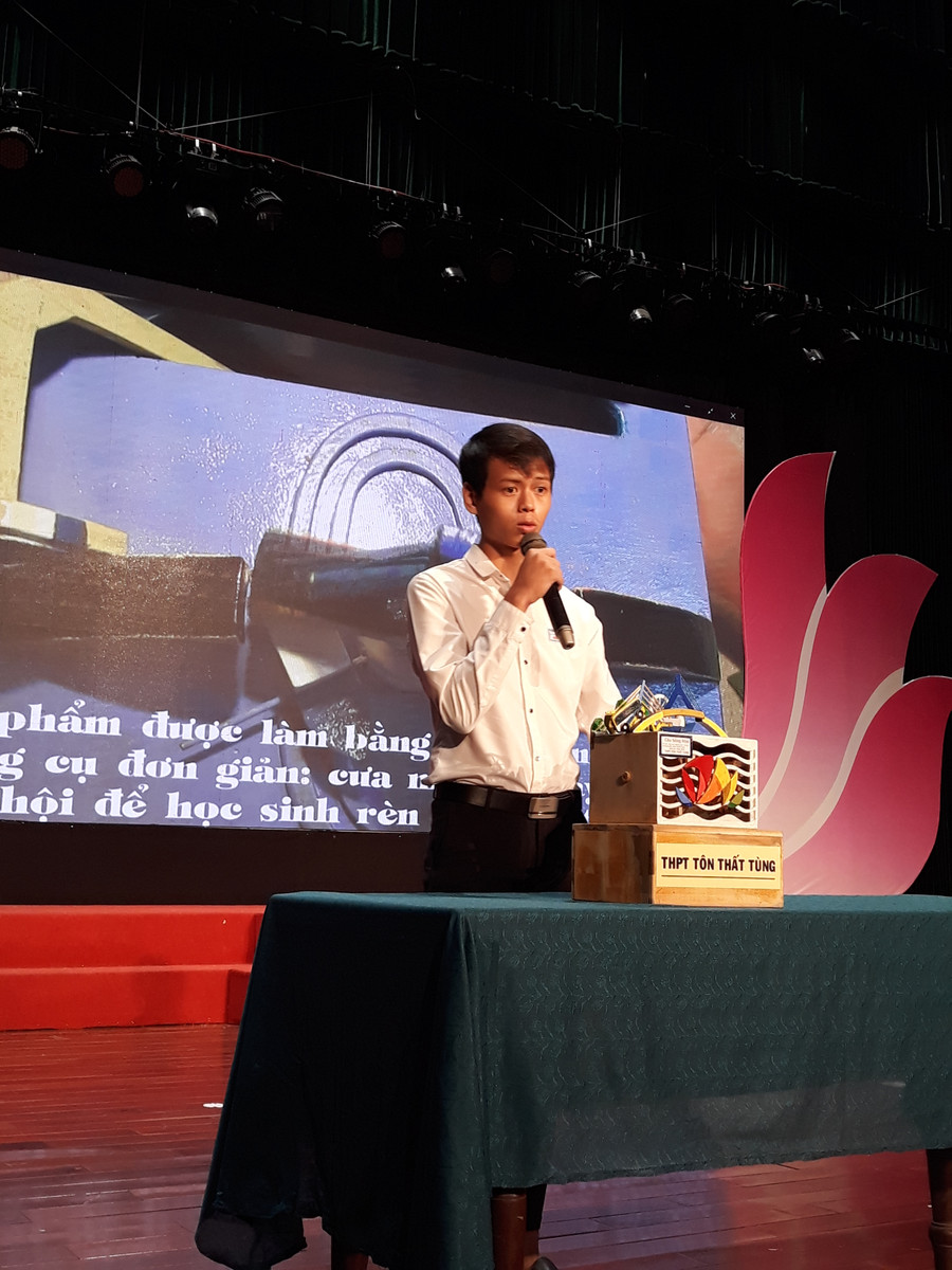 Mô hình học toán của học sinh trường THPT Tôn Thất Tùng được tận dụng từ phế phẩm.