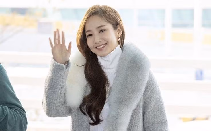 Gợi ý những cách mix áo cổ lọ cực xinh chơi Tết