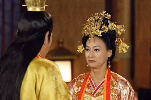 Sử sách nhà Tấn viết rằng, vợ Vương Đạo là Tào Thị Tính hay ghen tuông, không cho Vương Đạo nạp thiếp. (ảnh minh họa trong phim)