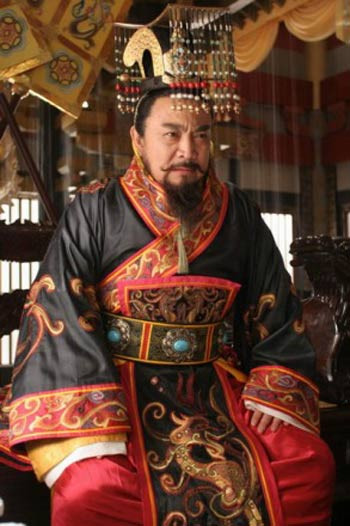 Tới khi thân thể suy kiệt, hoàng đế mới nghĩ tới người vợ đã khuất núi của mình, mà than thở rằng: “Nếu hoàng hậu còn, ta đâu đến nông nỗi này”. (ảnh minh họa trong phim) Tới khi thân thể suy kiệt, hoàng đế mới nghĩ tới người vợ đã khuất núi của mình, mà than thở rằng: “Nếu hoàng hậu còn, ta đâu đến nông nỗi này”. (ảnh minh họa trong phim)