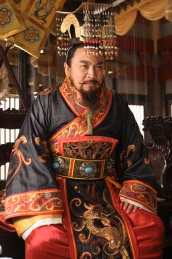 Tới khi thân thể suy kiệt, hoàng đế mới nghĩ tới người vợ đã khuất núi của mình, mà than thở rằng: “Nếu hoàng hậu còn, ta đâu đến nông nỗi này”. (ảnh minh họa trong phim)