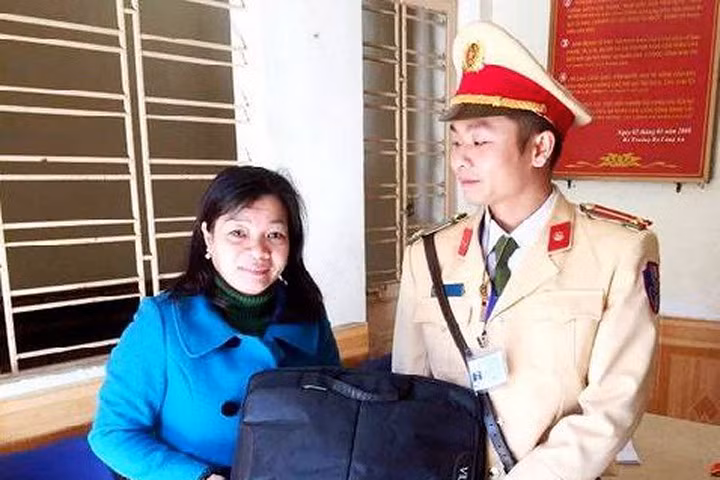 Tìm lại 95 triệu đồng cho người đánh rơi