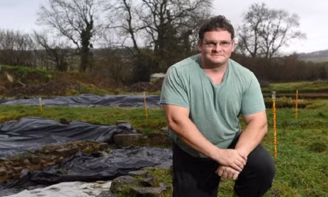 Chang trai doc het gia san khai quat thanh co xu Wales - Anh 1