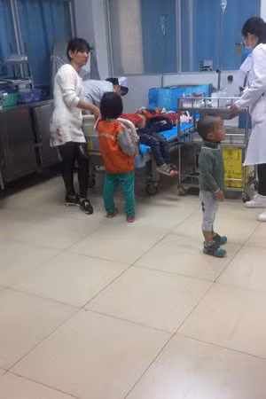 Leo vao truong mau giao, dam chem tre em - Anh 1