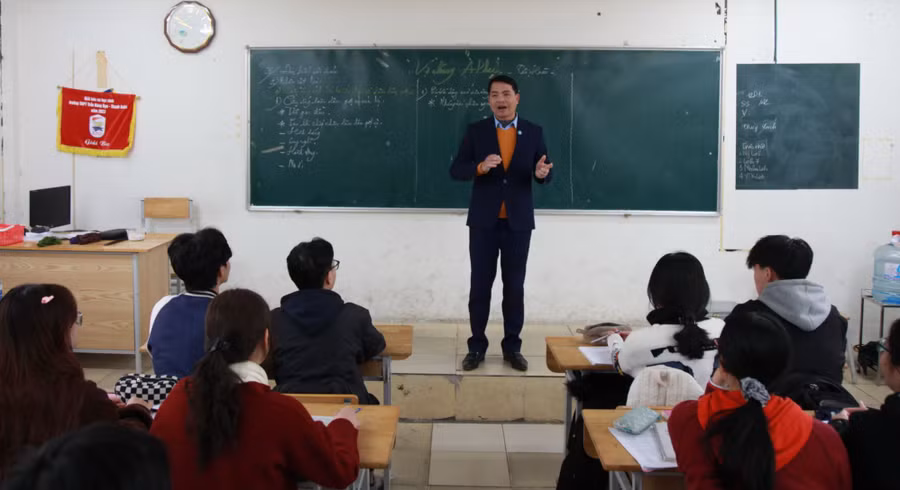 Thầy trò Trường THPT Trần Hưng Đạo (quận Thanh Xuân) ôn tập chuẩn bị cho Kỳ thi tốt nghiệp THPT 2024.