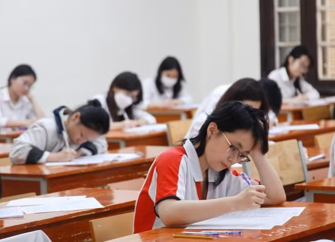 Thí sinh làm bài khảo sát.