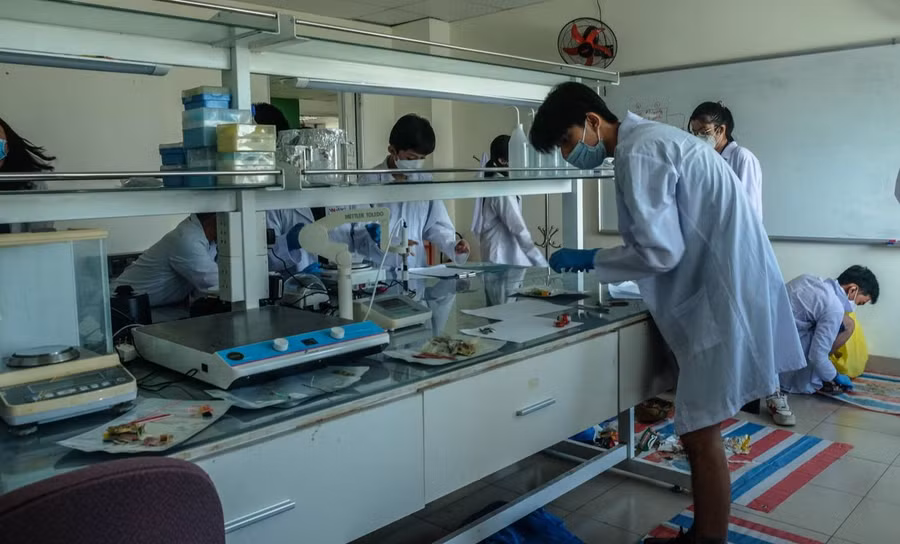 Học sinh tham gia khóa học STEM tại Viện Nghiên cứu và Đào tạo Việt - Anh đang phân tích mẫu và tiến hành thí nghiệm. Ảnh: VNUK cung cấp