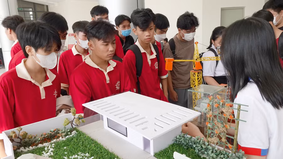 Tư vấn, hướng nghiệp cho học sinh lớp 12 tại Trường Đại học Xây dựng miền Tây. Ảnh: NTCC