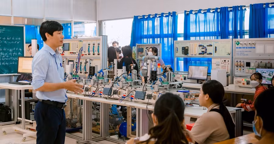 Học sinh lớp 12 trải nghiệm hướng nghiệp tại Trường ĐH Sư phạm Kỹ thuật Vĩnh Long. Ảnh: NTCC