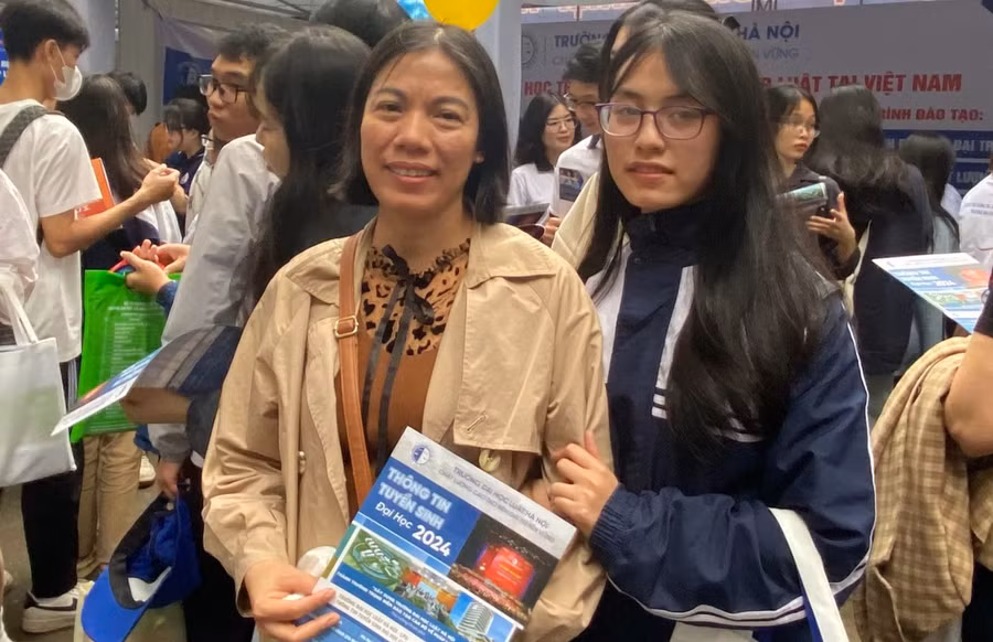 Chị Hoàng Thị Lệ Thủy (Nam Từ Liêm, Hà Nội) cùng con gái tham gia Ngày hội Tư vấn tuyển sinh - hướng nghiệp 2024 tại Đại học Bách khoa Hà Nội. Ảnh: Ngô Chuyên
